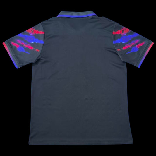 Maillot de football FC Barcelone noir avec col polo, manches noires ornées d'éclaboussures rouges et bleu-violet. Logo du club et Swoosh Nike.