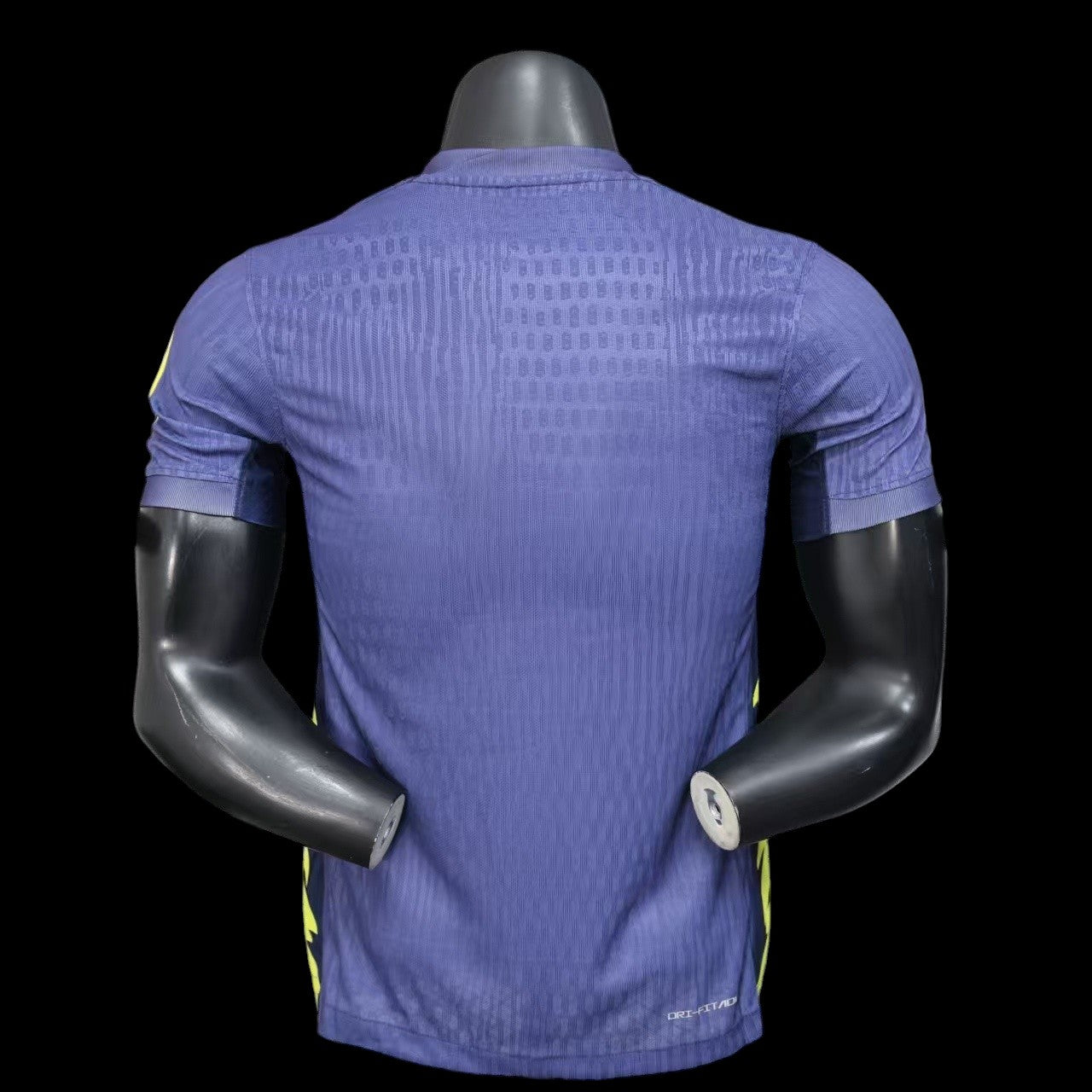 Maillot de football My Store 4 bleu marine pour homme, tissu léger, détails jaune vif sur les manches et les côtés, motif texturé.
