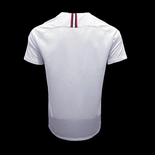 Maillot de football blanc Paris Saint-Germain Jordan pour homme, col V avec rayures bleues et bordeaux, logo Jordan et blason PSG. My Store 4