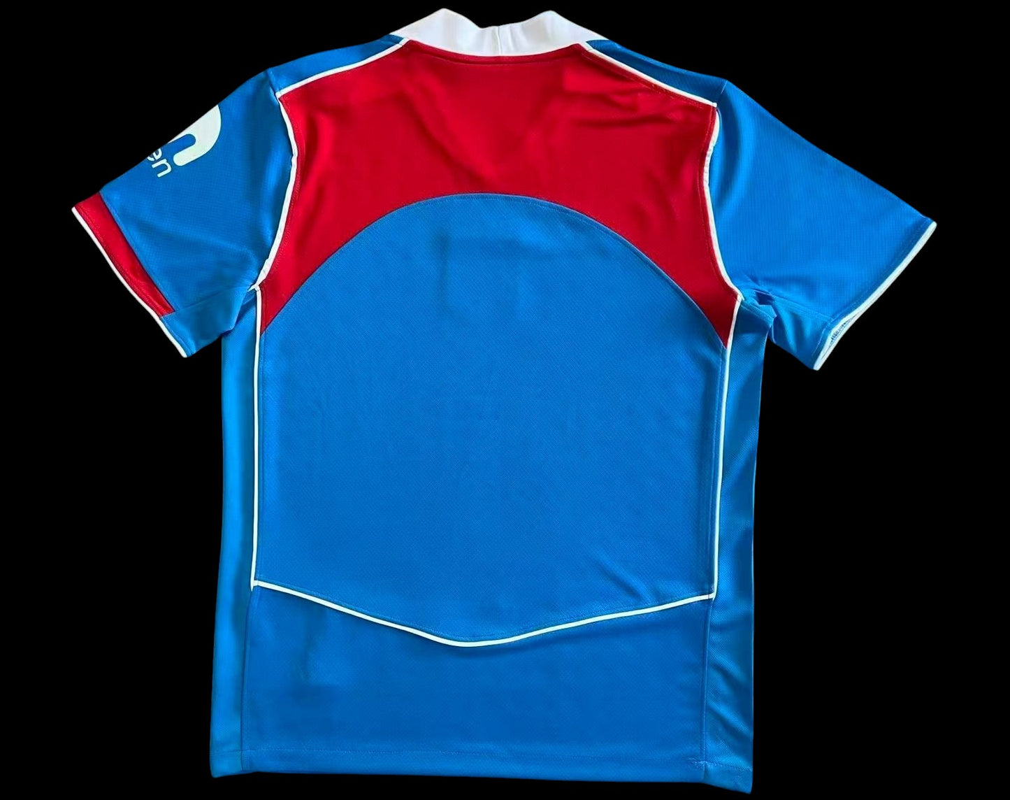Maillot de football bleu vif pour homme My Store, avec empiècements rouges sur les épaules et accents blancs. Tissu respirant.