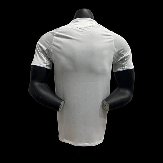 Maillot Olympique Lyonnais Adidas blanc en tissu respirant avec détails bleus sur les manches. Idéal pour supporter l'équipe.