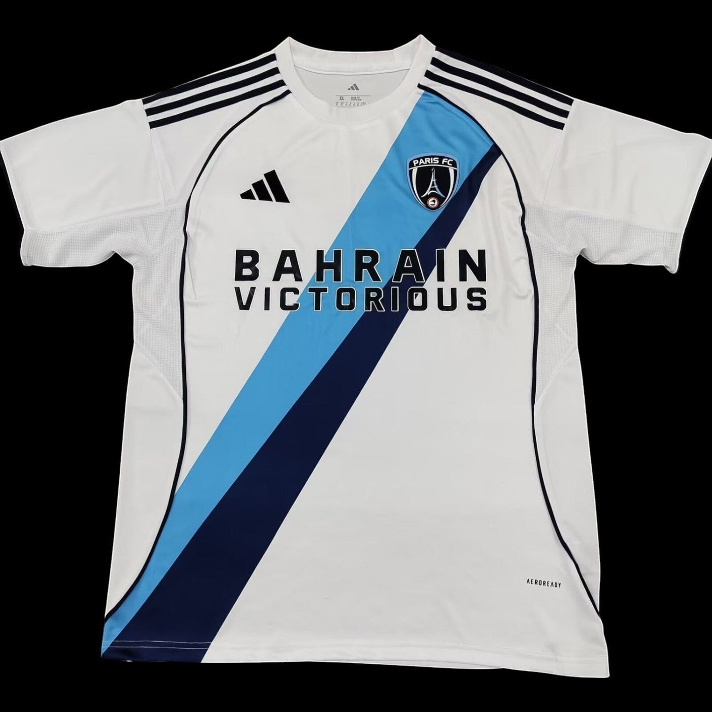 Maillot de football blanc Paris FC Bahrain Victorious avec bandes diagonales bleu clair et marine, logo Adidas et technologie AEROREADY.