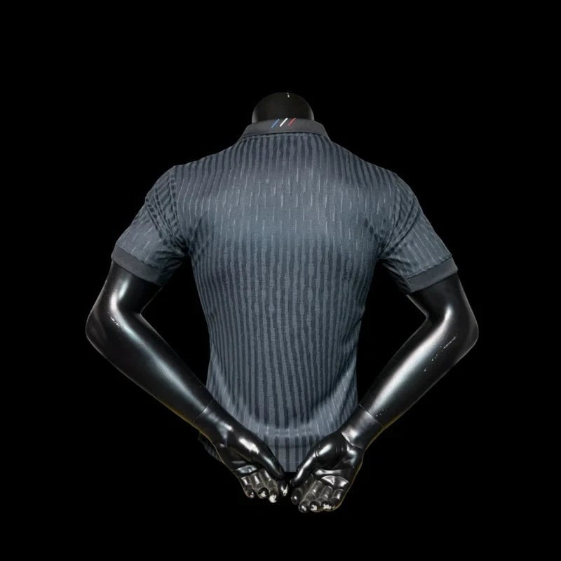 Maillot de football Paris Saint-Germain homme My Store, gris foncé avec rayures verticales ton sur ton et logo du club sur le col.