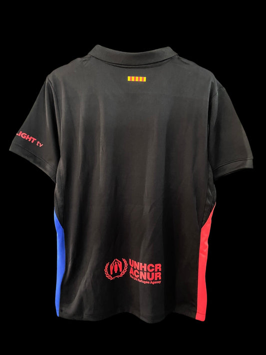 Polo de football noir pour homme My Store, avec accents bleu électrique et rouge vif sur les côtés, logo UNHCR au dos.