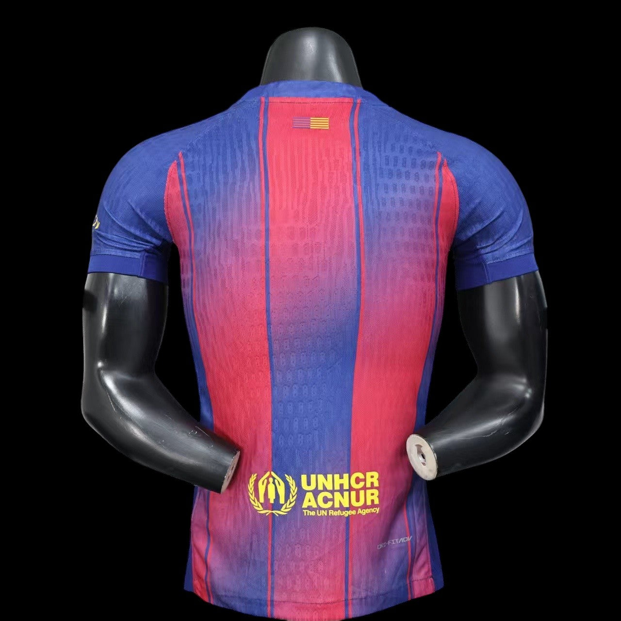 Maillot de football My Store 4 homme bleu et rouge dégradé, rayures verticales, logo UNHCR au dos. Tissu respirant.