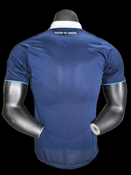 Maillot de football bleu marine pour homme My Store, col blanc, manches courtes avec liseré bleu clair, tissu technique respirant.