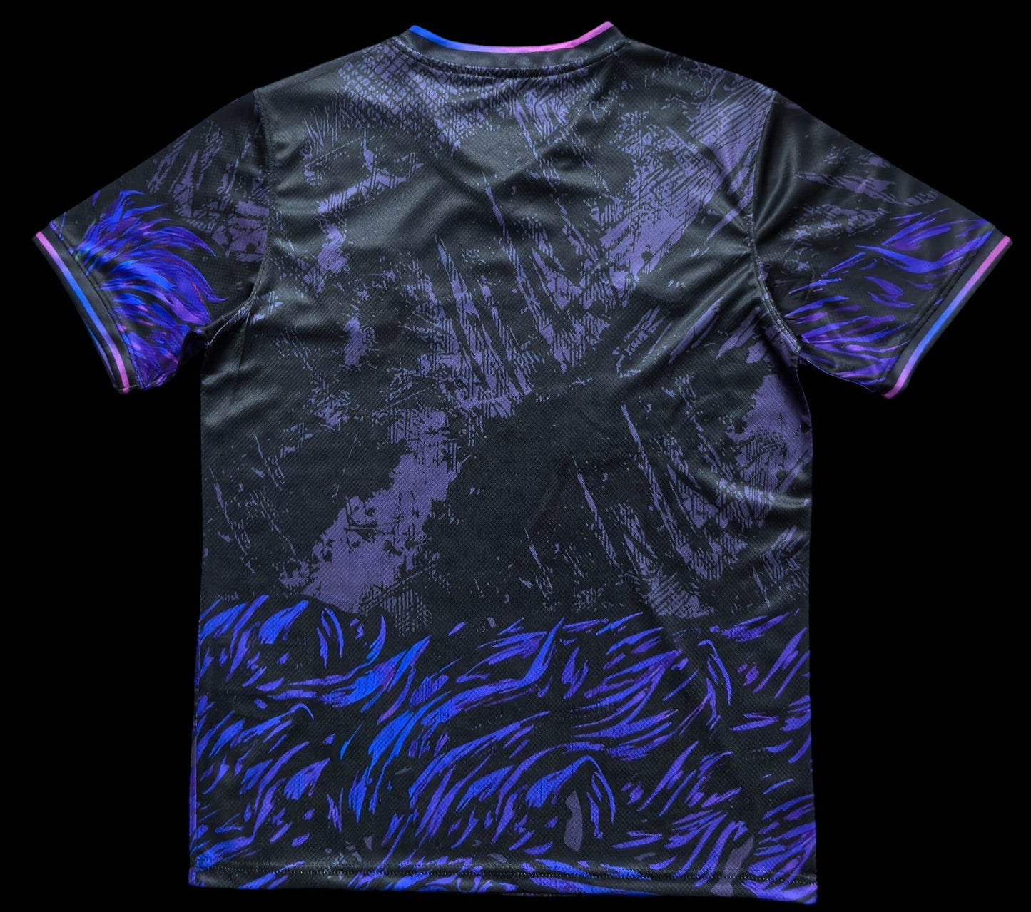 My Store 4 Maillot de football homme noir avec graphismes violets et bleus, col en V, manches courtes.