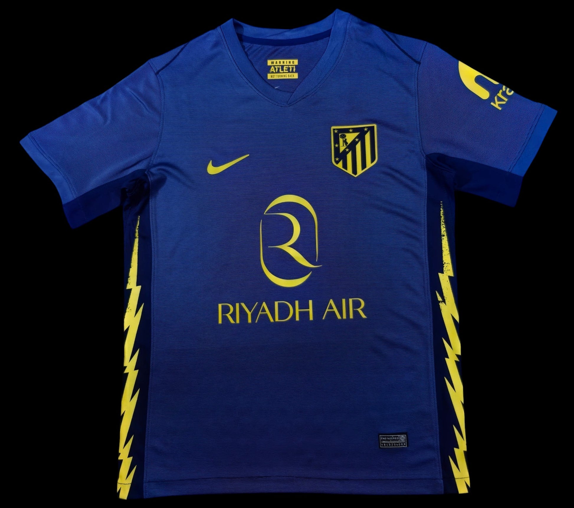 Maillot de football Atletico de Madrid bleu marine pour homme, avec logo jaune et détails éclairs sur les côtés. My Store 4