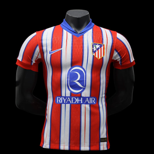 Maillot de football Atletico de Madrid homme rouge et blanc rayé, col bleu, logo Nike, blason du club et sponsor Riyadh Air