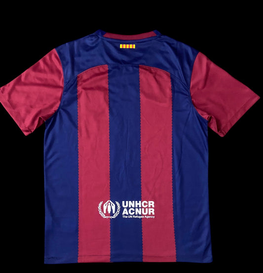 Maillot de football FC Barcelone domicile My Store 4 bleu et rouge rayé, manches courtes, logo UNHCR au dos.