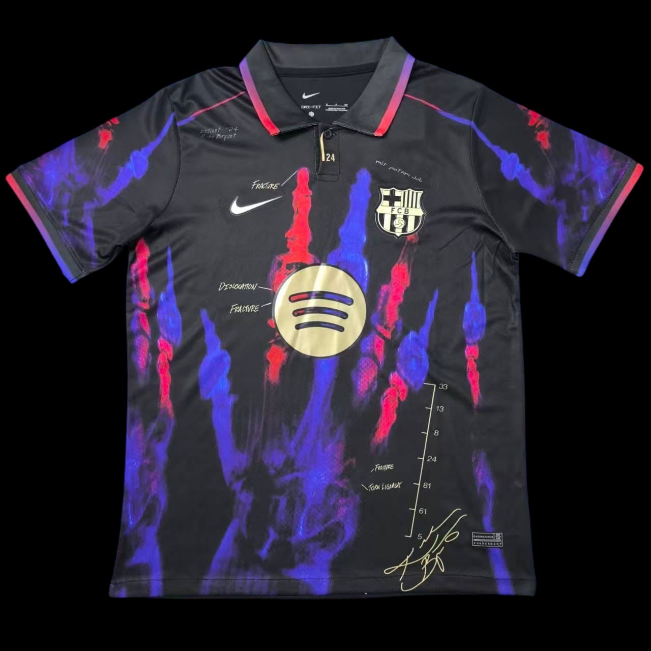 Maillot de football FC Barcelone noir édition spéciale avec éclaboussures rouge et bleu violet, col polo, logo club et Swoosh Nike. Design artistique.