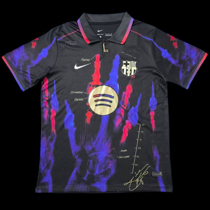 Maillot de football FC Barcelone noir édition spéciale avec éclaboussures rouge et bleu violet, col polo, logo club et Swoosh Nike. Design artistique.