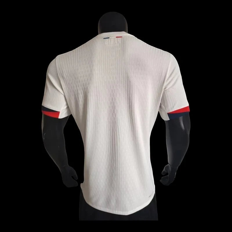 Maillot de football blanc My Store 4 pour homme, manches courtes, avec détails bleu marine et rouge sur les manches et le col.