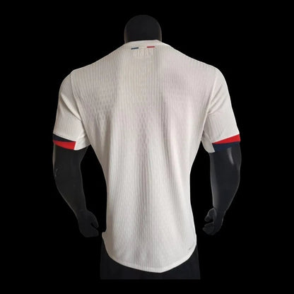 Maillot de football blanc My Store 4 pour homme, manches courtes, avec détails bleu marine et rouge sur les manches et le col.