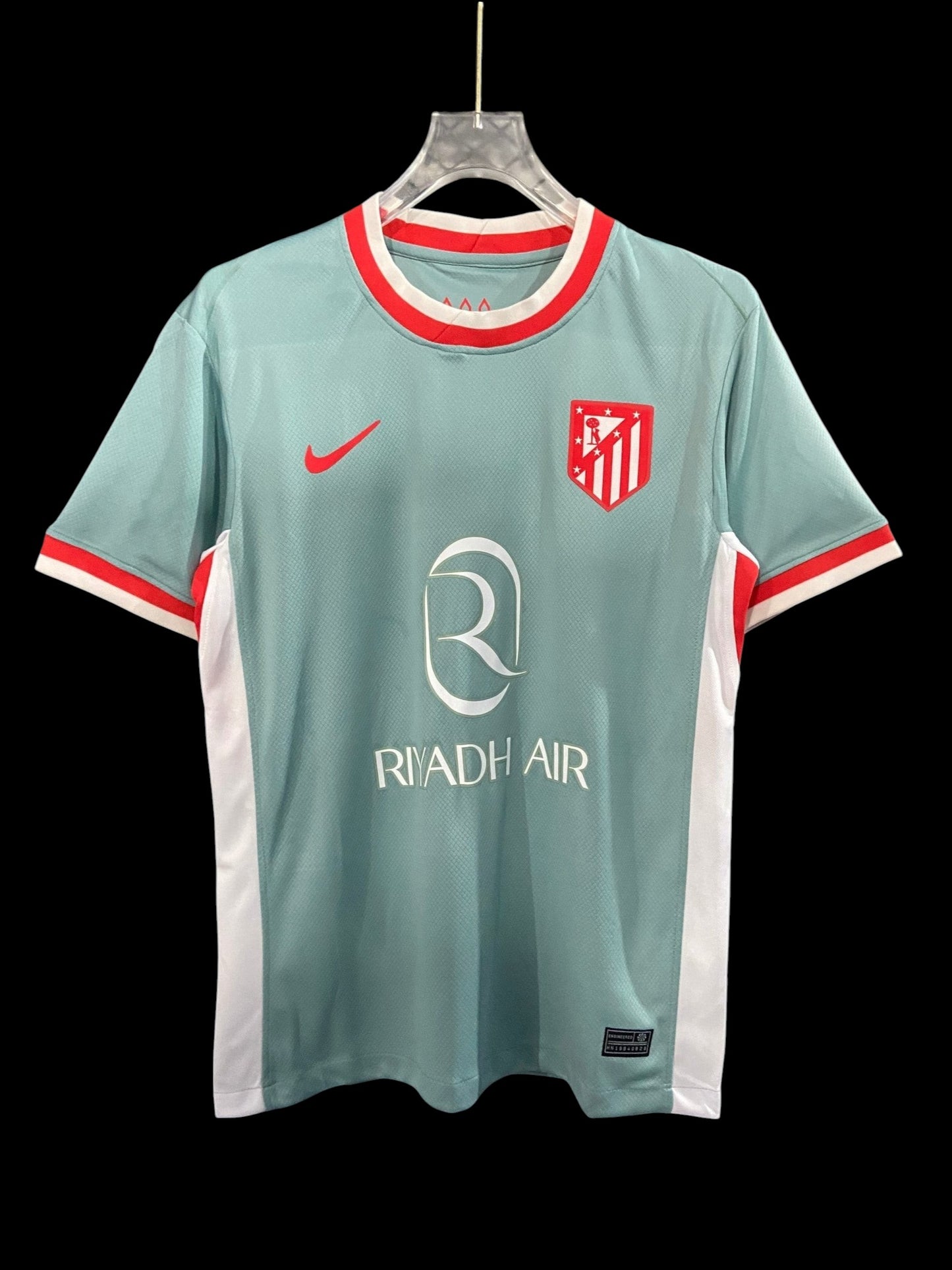 Maillot de football My Store 4 bleu sarcelle pour homme, tissu respirant, col et manches rouges et blancs, logo équipe poitrine, sponsor Riyadh Air.