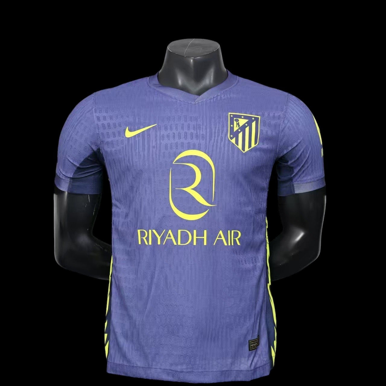 Maillot de football My Store 4 bleu marine pour homme avec détails jaune vif, tissu léger et respirant, logo de l'équipe et sponsor.