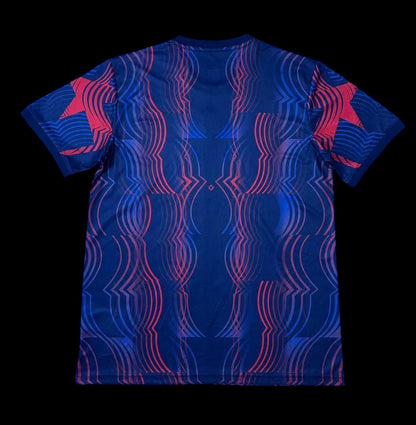 My Store 4 Maillot de football homme bleu marine et rouge avec motif abstrait et étoiles sur les manches.