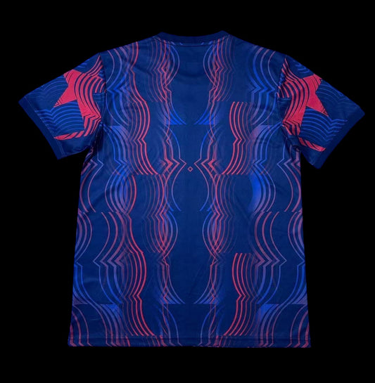 My Store 4 Maillot de football homme bleu marine et rouge avec motif abstrait et étoiles sur les manches.