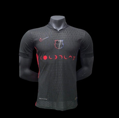 Maillot de football My Store 4 noir unisexe avec motif lune rouge, col polo, logo UNHCR/ACNUR au dos.