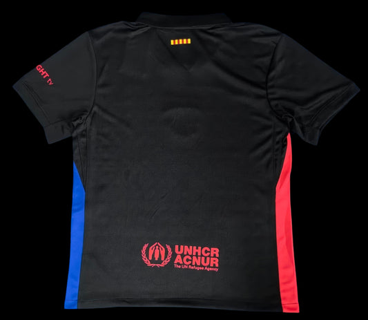 Maillot de football noir unisexe My Store 4 avec panneaux latéraux rouge et bleu, logo UNHCR et technologie Dri-FIT.