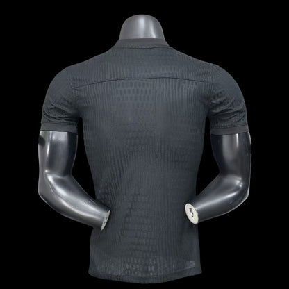 My Store 4 Maillot de football homme noir avec texture subtile et accents violets. Tissu respirant.