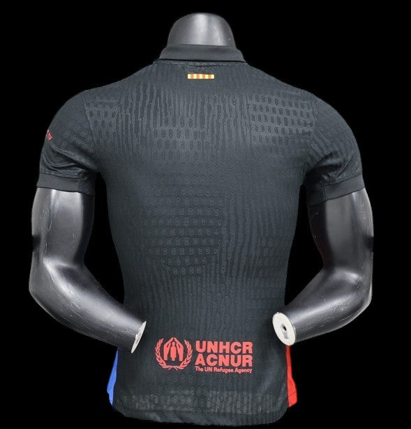 My Store 4 Maillot de football noir unisexe avec logo UNHCR, rayures verticales et détails rouges et bleus.