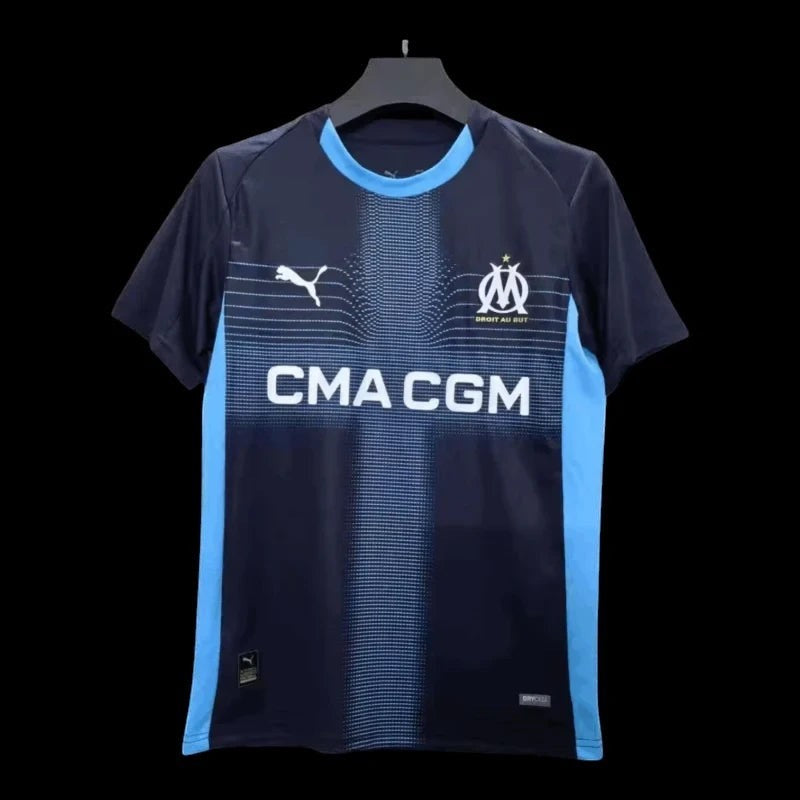 Maillot de football domicile bleu marine et bleu ciel pour homme My Store 4, avec logo Puma et blason OM, sponsor CMA CGM, 100% polyester recyclé.