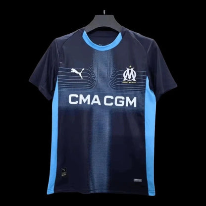 Maillot de football domicile bleu marine et bleu ciel pour homme My Store 4, avec logo Puma et blason OM, sponsor CMA CGM, 100% polyester recyclé.