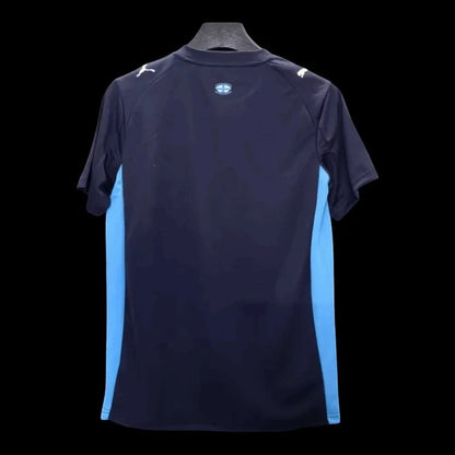 My Store 4 Maillot de football domicile bleu marine et bleu ciel pour homme, 100% polyester recyclé, technologie DryCELL, logo Puma et blason OM.