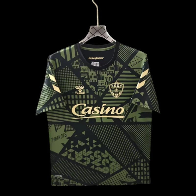 Maillot de football My Store 4 homme vert kaki avec motifs géométriques et détails dorés, inspiré de l'architecture urbaine.