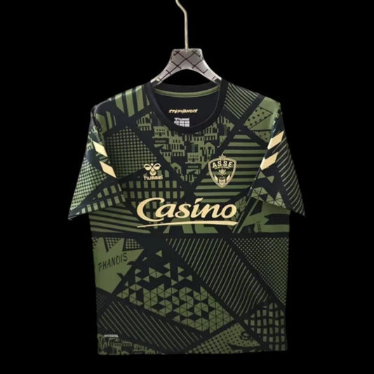 Maillot de football My Store 4 homme vert kaki avec motifs géométriques et détails dorés, inspiré de l'architecture urbaine.