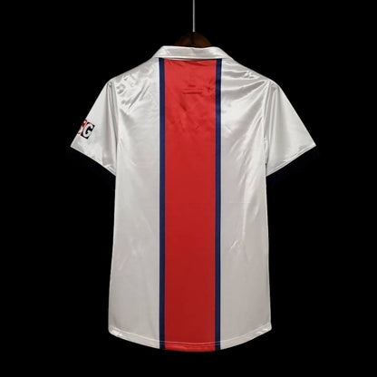 Maillot de football vintage blanc My Store 4, avec bande centrale rouge et bleue, manches courtes bleu marine, col polo.