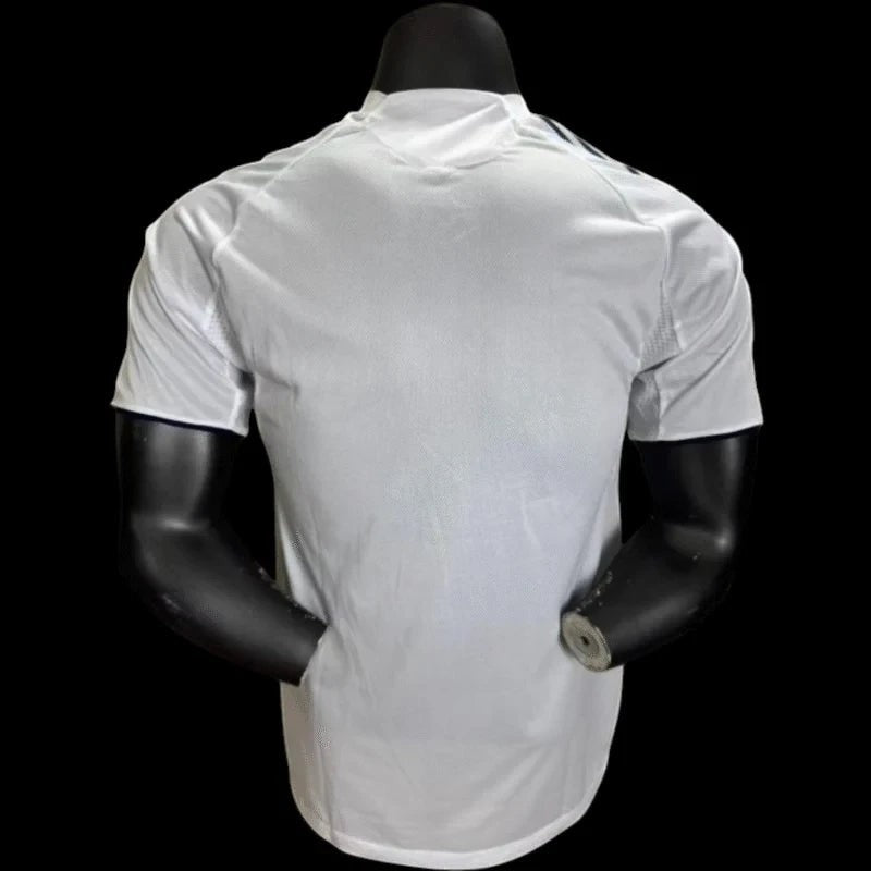 Maillot de football Paris FC blanc et bleu pour homme en polyester respirant, manches courtes, col rond, logos sponsors, écusson du club.