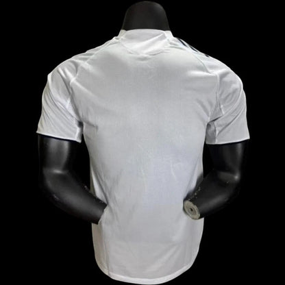 Maillot de football Paris FC blanc et bleu pour homme en polyester respirant, manches courtes, col rond, logos sponsors, écusson du club.