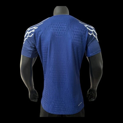 Maillot de football bleu marine Paris Saint-Germain domicile pour homme, avec détails graphiques blancs sur les épaules et tissu texturé.