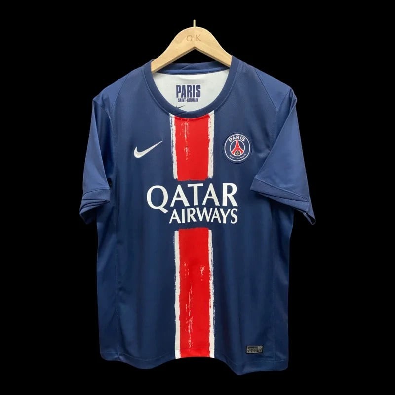 Maillot de football domicile Paris Saint-Germain bleu marine pour homme avec bande rouge centrale. Logo PSG et sponsor Qatar Airways.