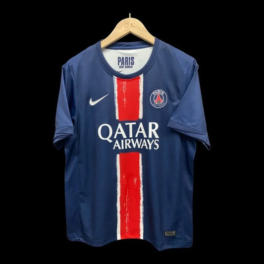Maillot de football domicile Paris Saint-Germain bleu marine pour homme avec bande rouge centrale. Logo PSG et sponsor Qatar Airways.