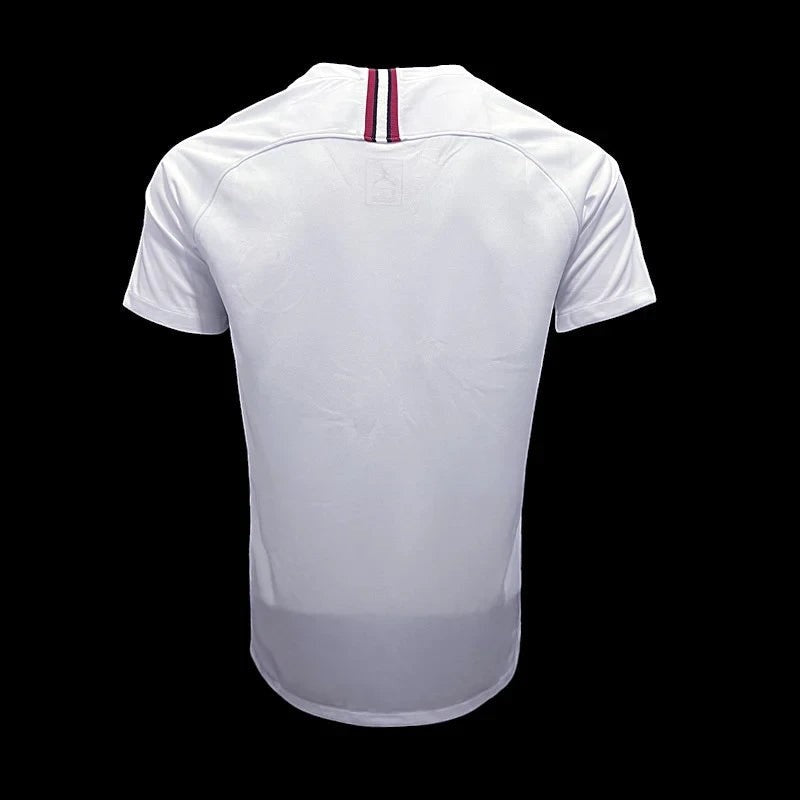 Maillot de football blanc Paris Saint-Germain Jordan pour homme, col V avec rayures bleues et bordeaux, logo Jordan et blason PSG. My Store 4