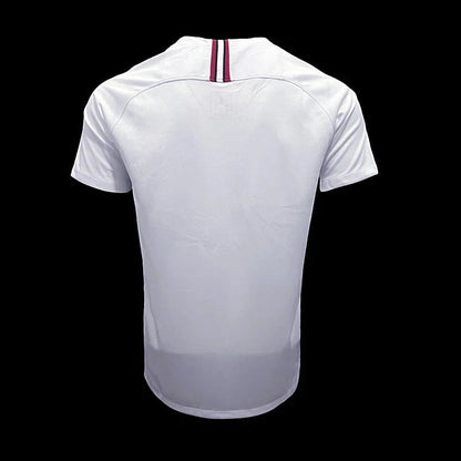 Maillot de football blanc Paris Saint-Germain Jordan pour homme, col V avec rayures bleues et bordeaux, logo Jordan et blason PSG. My Store 4
