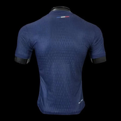 Maillot de football Paris Saint-Germain bleu marine pour homme, tissu texturé, col rond, manches courtes. Logo PSG, QATAR AIRWAYS et Swoosh Nike.