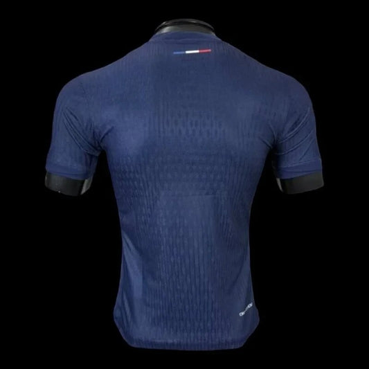 Maillot de football Paris Saint-Germain bleu marine pour homme, tissu texturé, col rond, manches courtes. Logo PSG, QATAR AIRWAYS et Swoosh Nike.