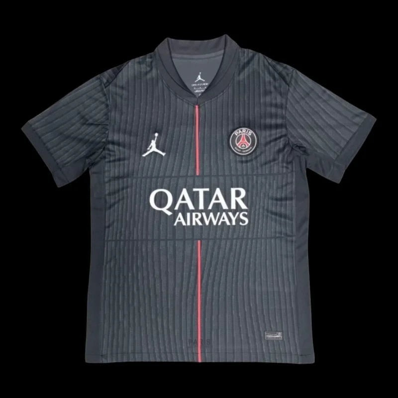 Maillot de football extérieur gris foncé Paris Saint-Germain Jordan avec logo et sponsor "Qatar Airways". Col polo et détails rouges.
