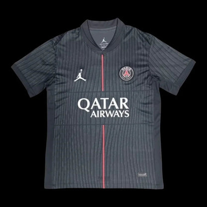 Maillot de football extérieur gris foncé Paris Saint-Germain Jordan avec logo et sponsor "Qatar Airways". Col polo et détails rouges.