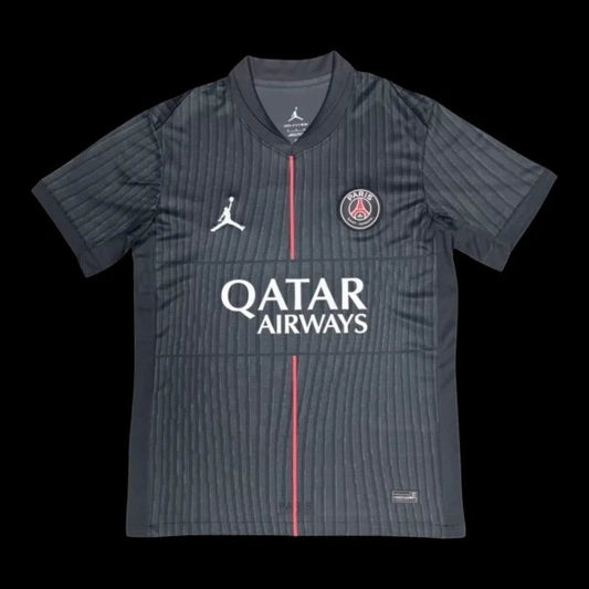 Maillot de football extérieur gris foncé Paris Saint-Germain Jordan avec logo et sponsor "Qatar Airways". Col polo et détails rouges.