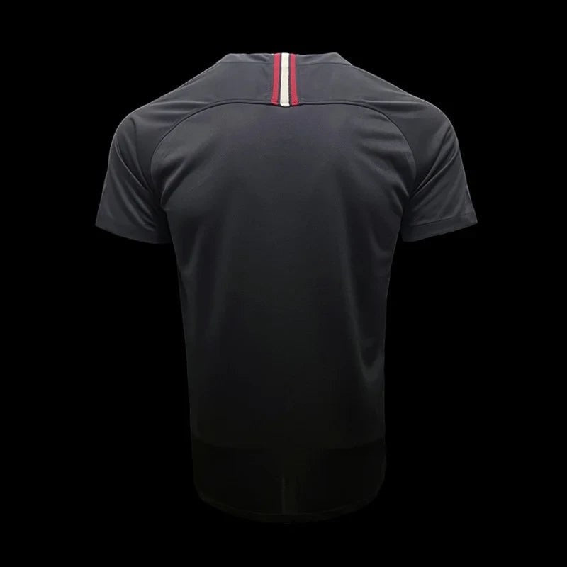 Maillot de football extérieur Paris Saint-Germain Jordan noir avec bande tricolore sur le col. Tissu respirant.