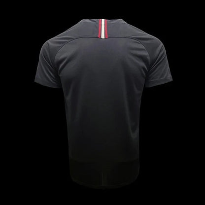 Maillot de football extérieur Paris Saint-Germain Jordan noir avec bande tricolore sur le col. Tissu respirant.