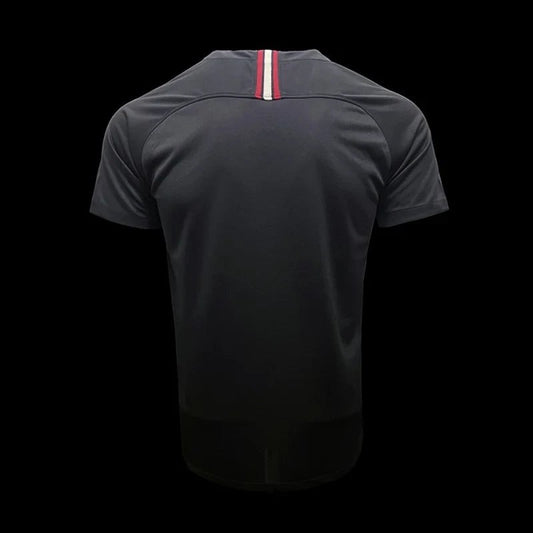 Maillot de football extérieur Paris Saint-Germain Jordan noir avec bande tricolore sur le col. Tissu respirant.