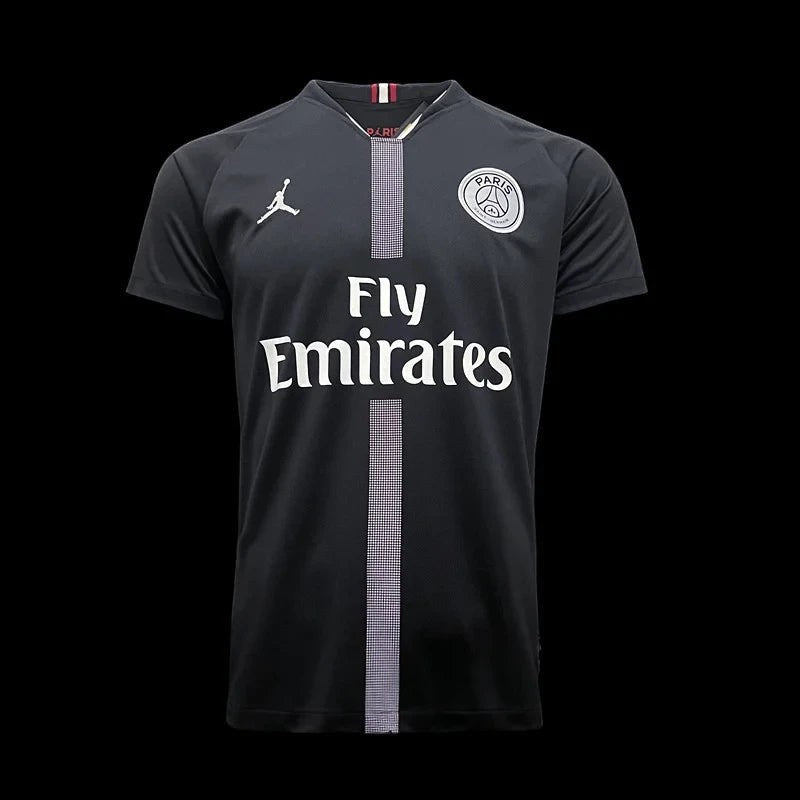 Maillot de football extérieur Paris Saint-Germain Jordan noir avec logo du club et sponsor Fly Emirates. Tissu respirant.