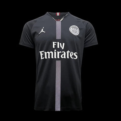 Maillot de football extérieur Paris Saint-Germain Jordan noir avec logo du club et sponsor Fly Emirates. Tissu respirant.