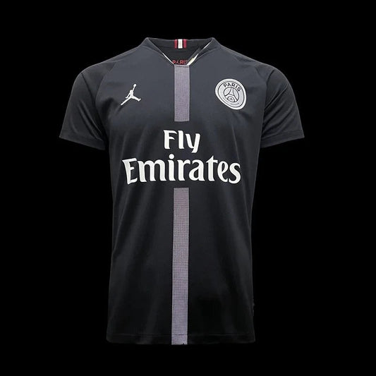 Maillot de football extérieur Paris Saint-Germain Jordan noir avec logo du club et sponsor Fly Emirates. Tissu respirant.